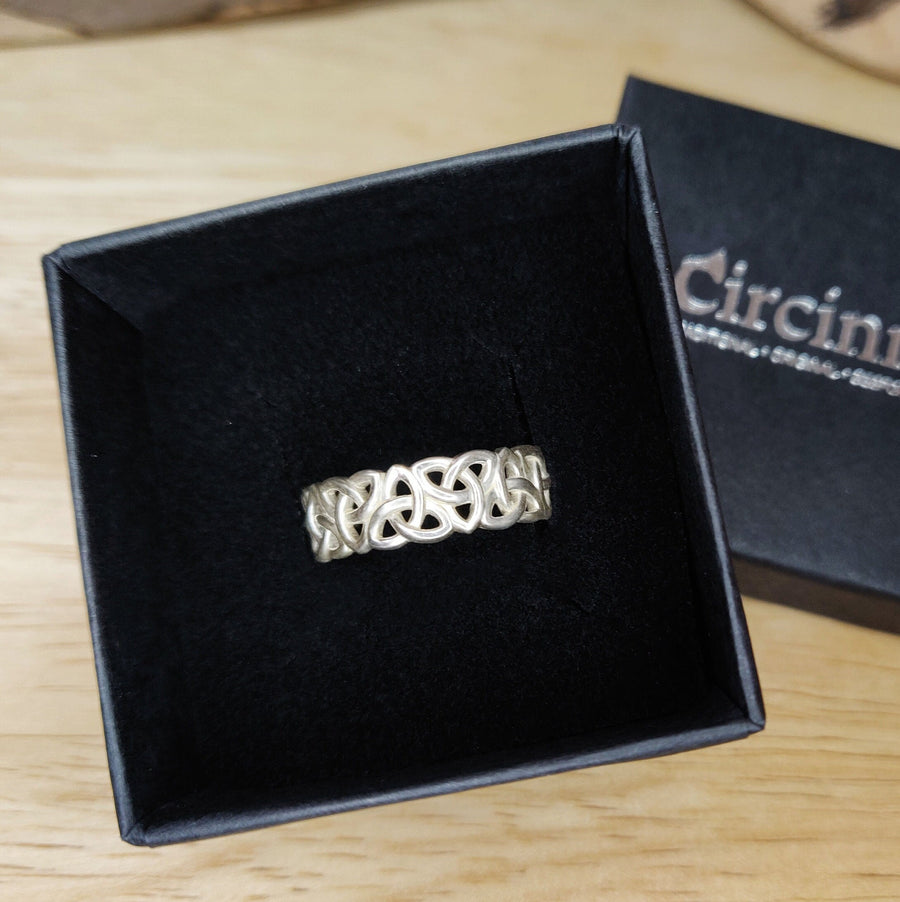 Gents Triquetra Celtic Knot Viking Wedding Ring in a Branded Circinn Box.