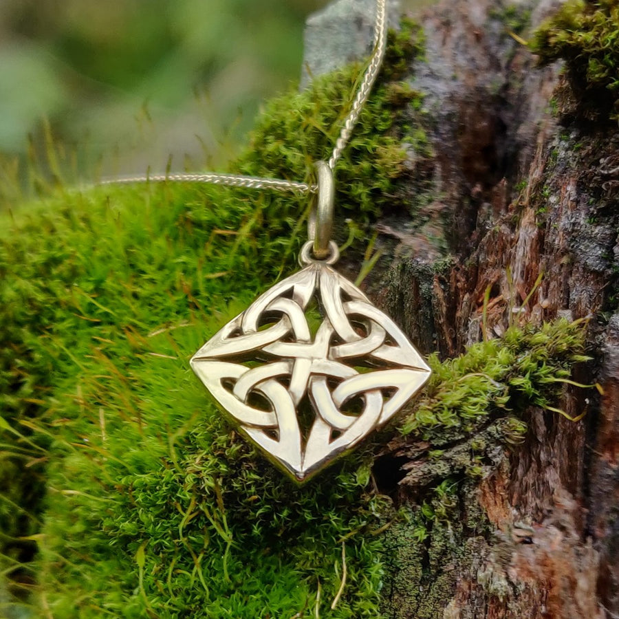 Circinn Ulbster Celtic Knot 18K Necklace nature